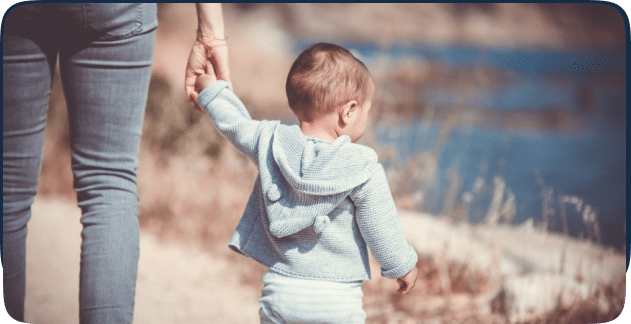 enfant qui donne la main