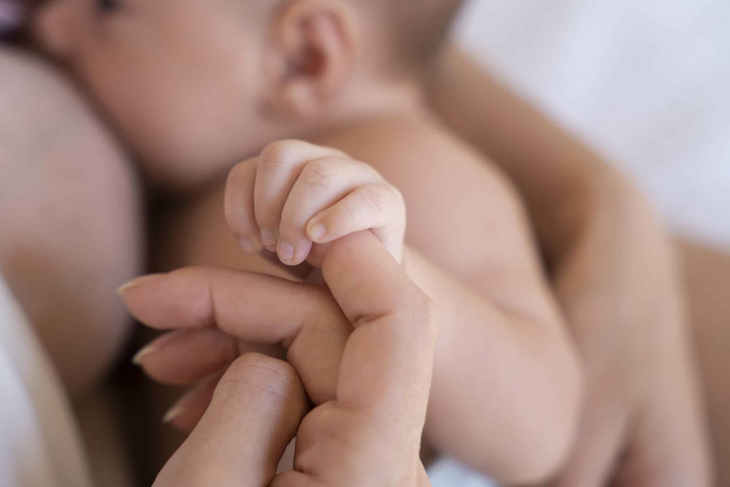 photo d'un bébé en train d'être allaité pour représenter les bienfaits du lait maternel