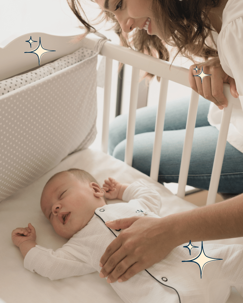 bébé dort dans son lit avec une femme au-dessus de son lit